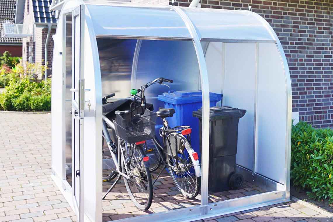 Das Arcus Mehrzweckhaus bringt Stellplatz für Mülltonnen und Fahrräder unter ein Dach