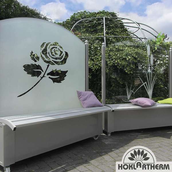 Windschutz Flower-Line von Hoklartherm auch mit klappbarer Sitzbank und schönen Glasmotiven erhältlich