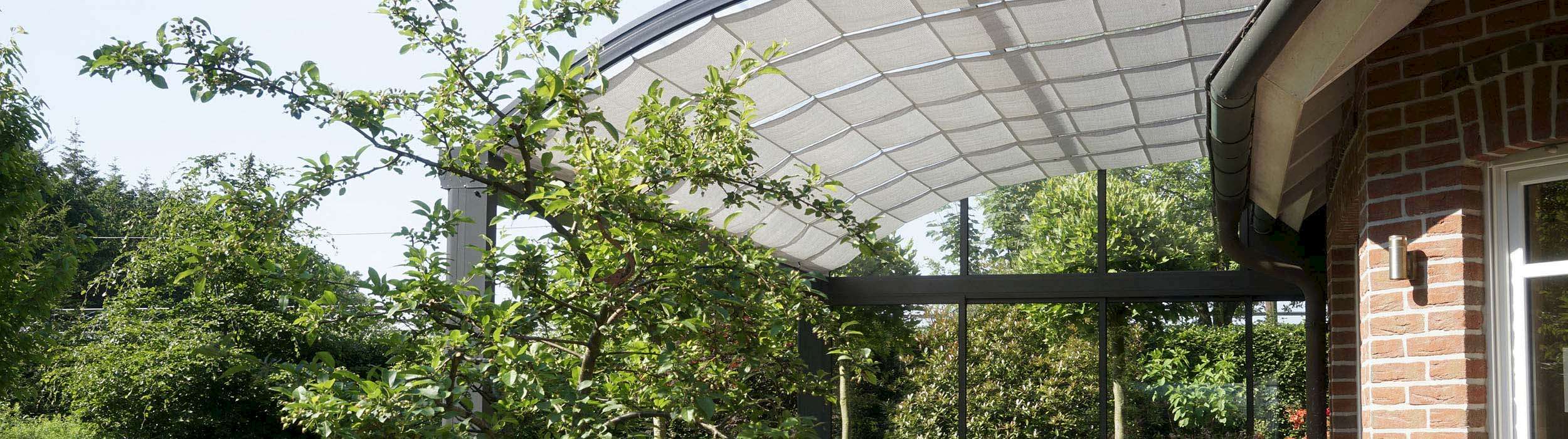 Die Terrassenüberdachung 'berlinada' bietet Sonnenschutz und eine moderne gebogene Grundform
