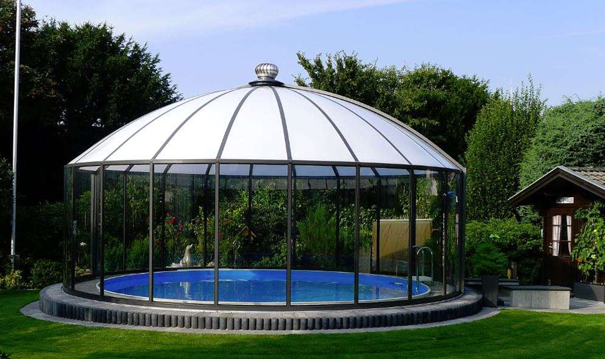 Der drehbare Glaspavillon Rondo VK eignet sich auch als Poolüberdachung und lässt sich bis zu 180° öffnen.