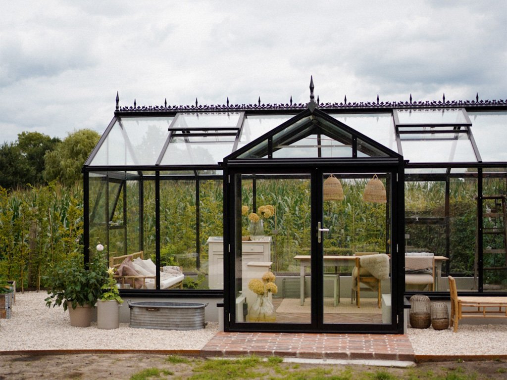 Glas-Gewächshaus York mit Erker im Garten