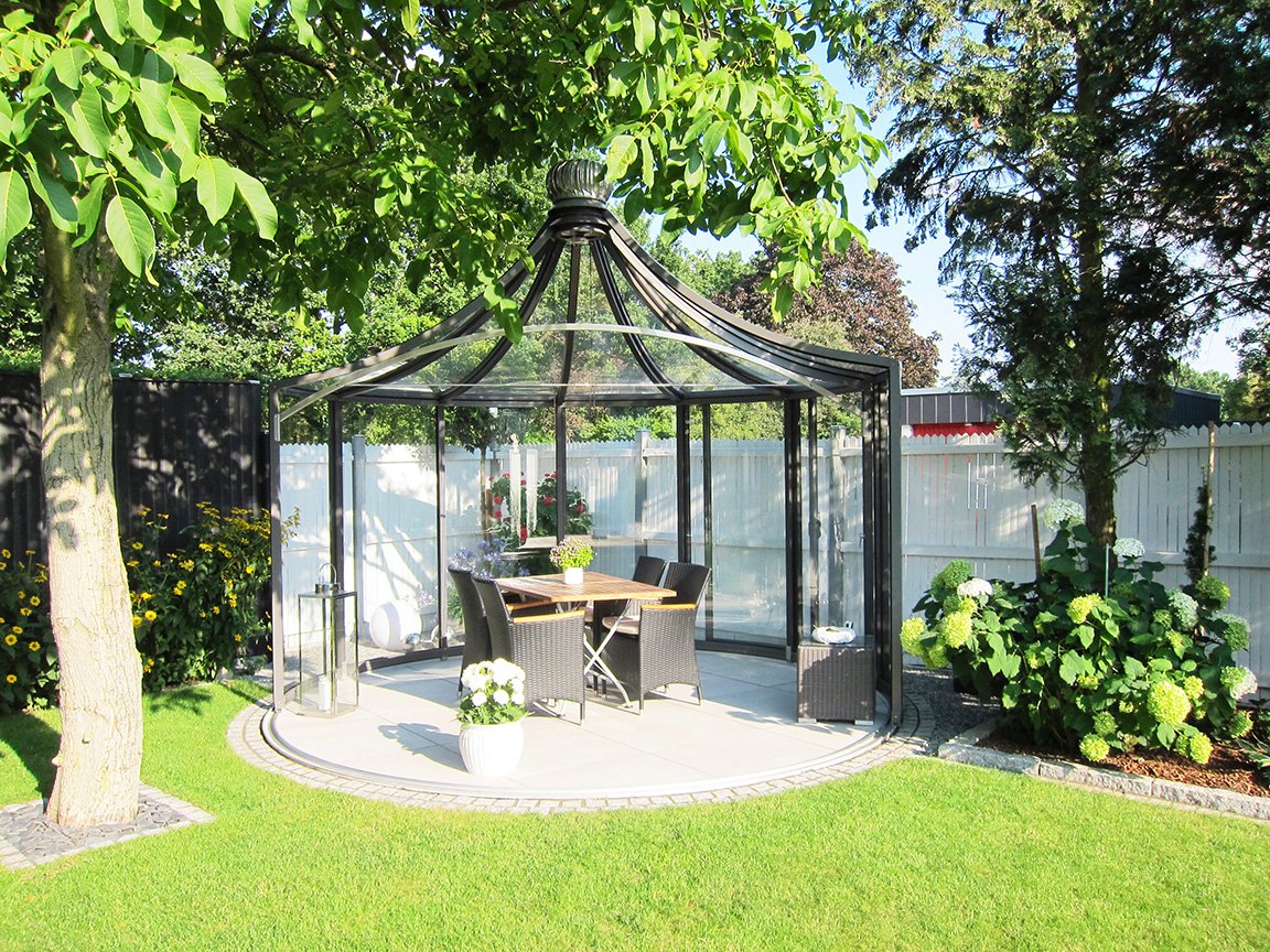 Pavillon Rondo im Garten mit Sitzecke