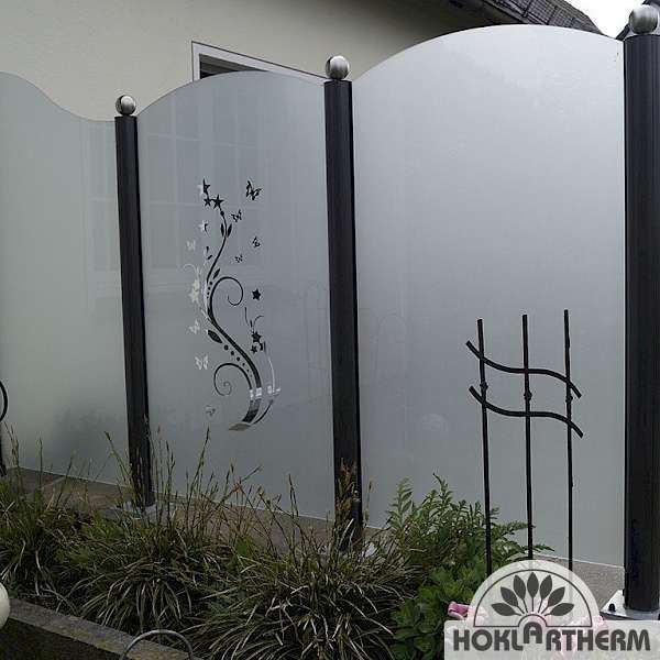Wind protection with customised glass motif