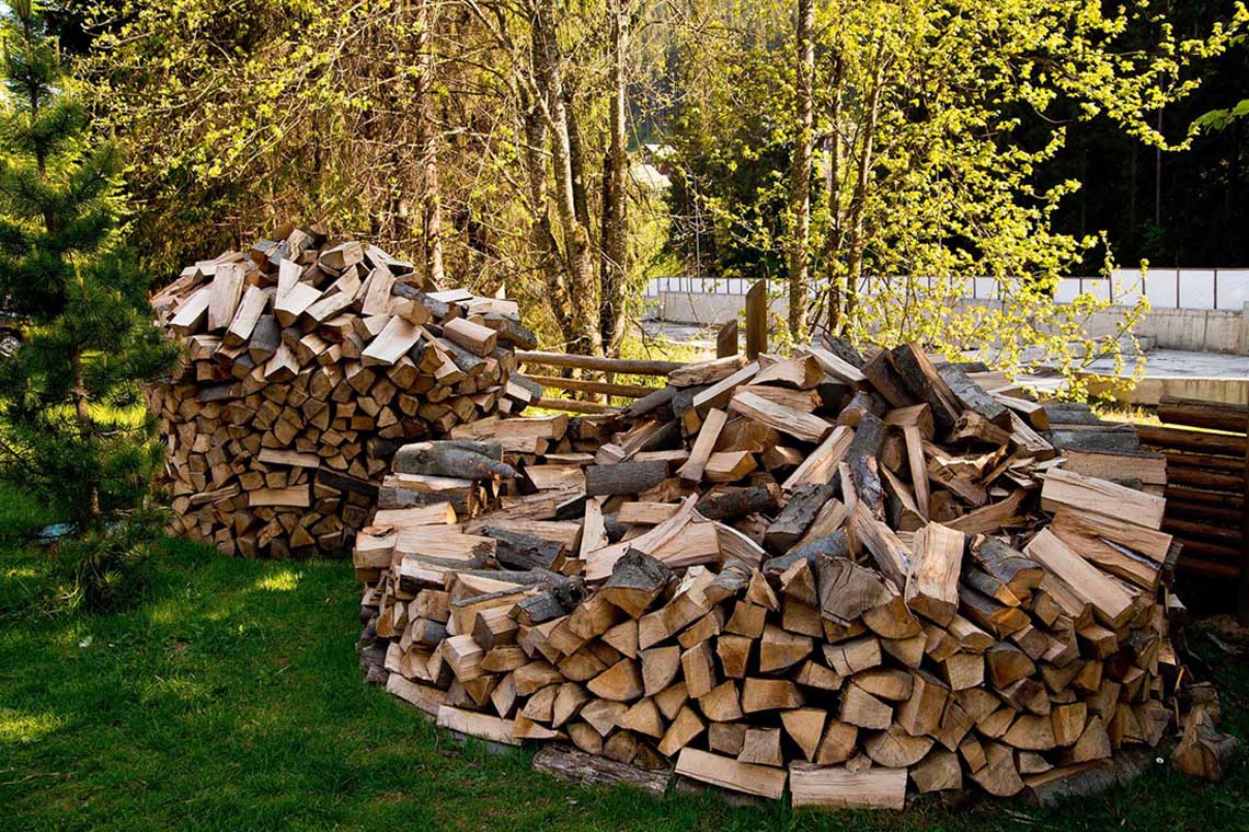 Auf dem Holzweg: Feuerholzstapel als natürlicher Sichtschutz für die Terrasse  