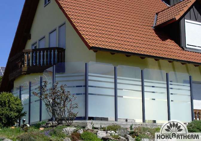 Durch schön gestaltete Strukturgläser erfüllen die Windschutzelemente von Hoklartherm höchste Ansprüche an Nutzen und Ästhetik