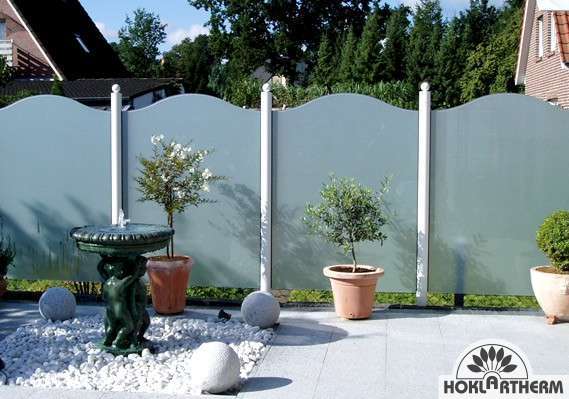 Hoklartherms Windschutzelemente runden die Terrassengestaltung perfekt ab