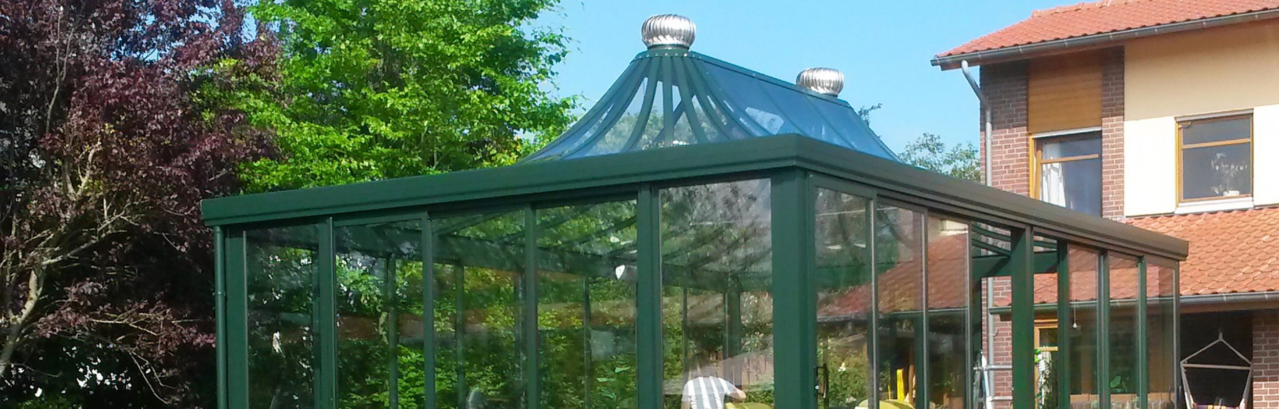 Pagoda roof as an uninsulated conservatory in the garden