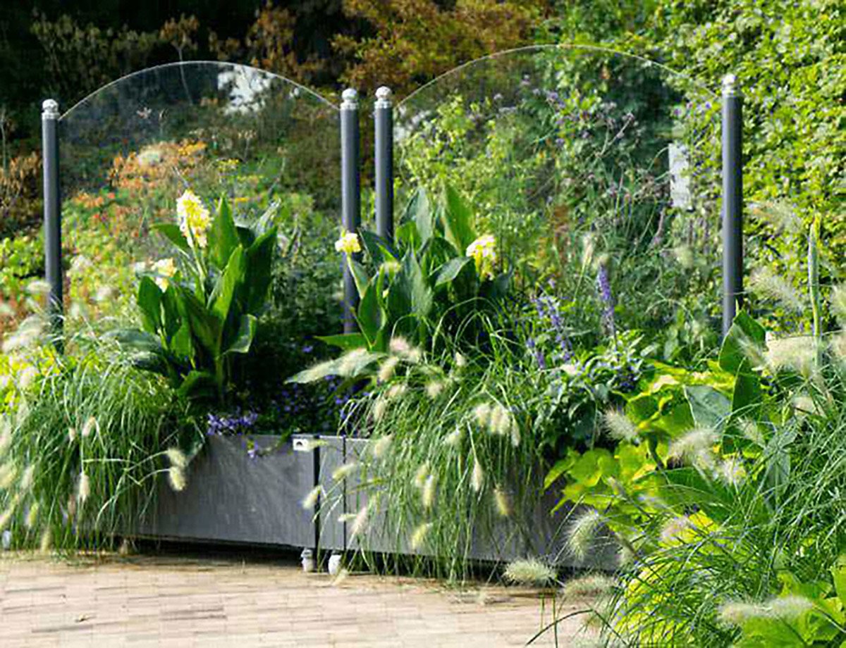 Der mobile Sichtschutz mit hochwachsenden Pflanzen schirmt neugierige Blicke perfekt ab.