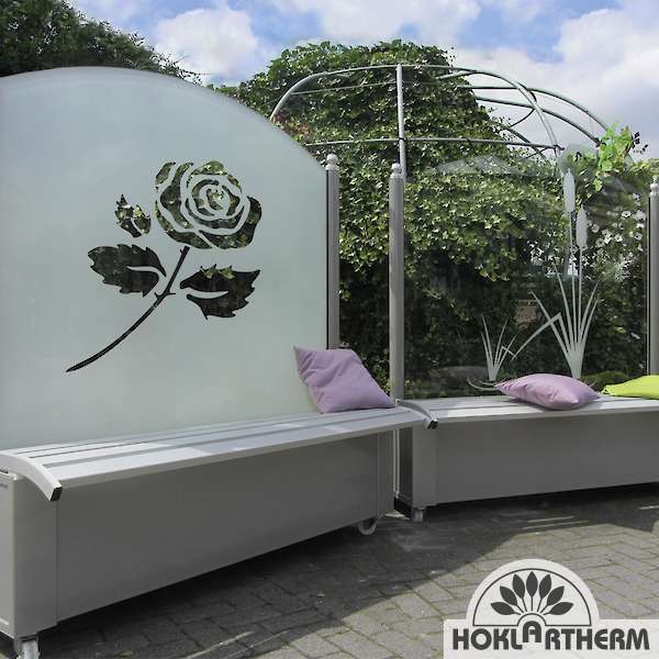 Windschutz Flower-Line von Hoklartherm auch mit klappbarer Sitzbank und schönen Glasmotiven erhältlich