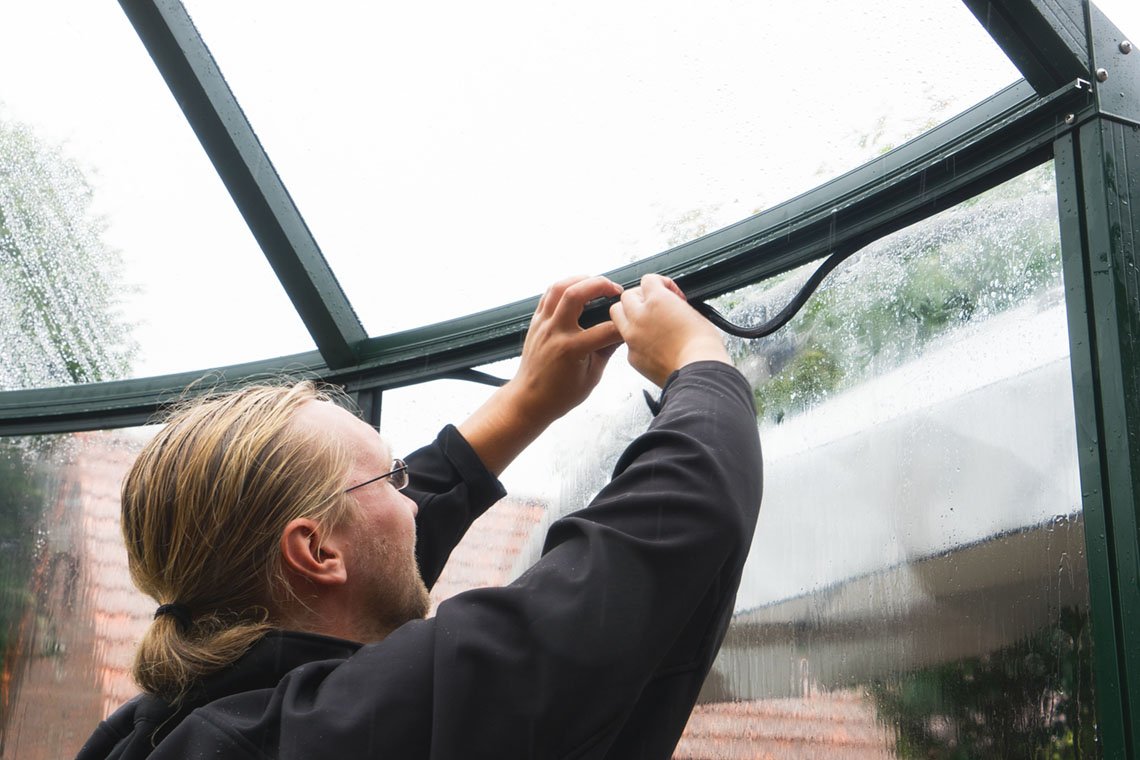 Nach dem Einsetzen der Dachverglasung werden die Glasdichtungen eingesetzt