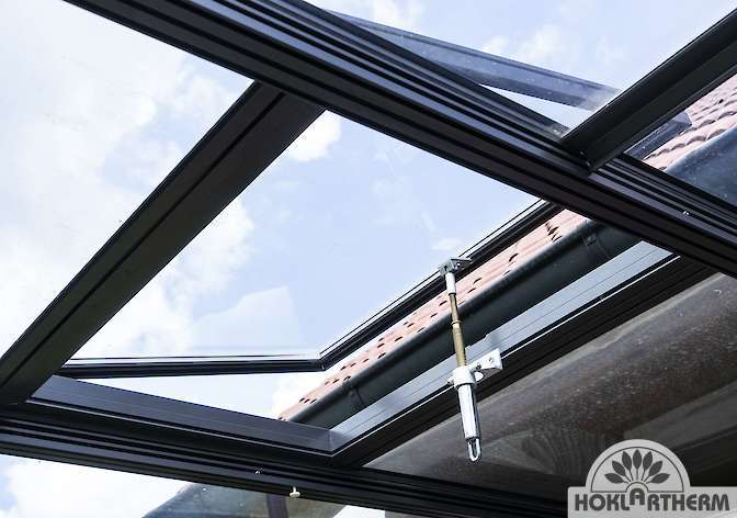 Die Dachfenster der Solarveranda Berlin von Hoklartherm lassen sich zusätzlich öffnen und sorgen für eine optimalen Raumtemperatur