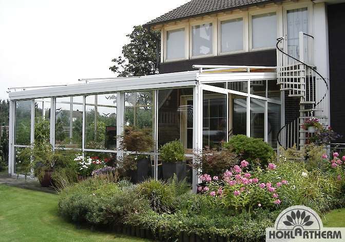 Die Dachfenster und die Mehrfach-Schiebetür gewähren ein optimales Klima im Sommergarten und das Gefühl geschützt im Freien zu sitzen