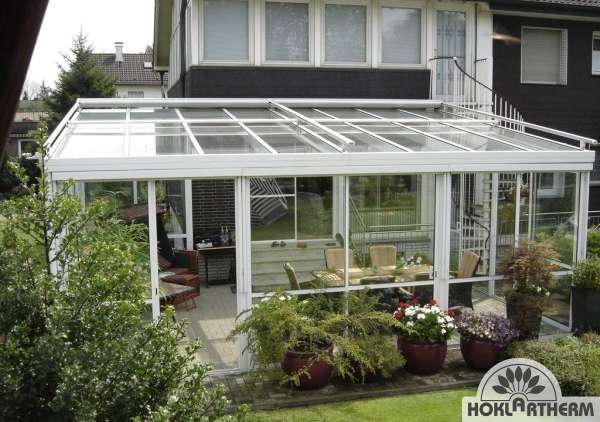 Verglast ist der Sommergarten im Dach von Hoklartherm mit Wärmeschutz-Sicherheitsglas und im Seitenbereich mit ISO-Glas