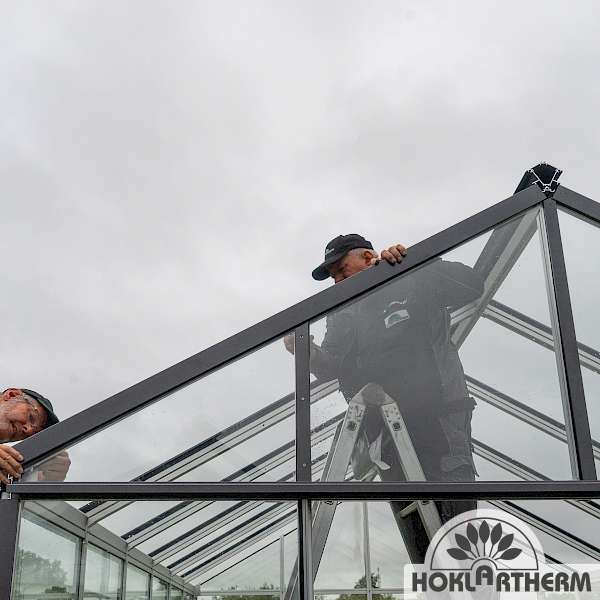 15. Die Ortgangprofile, die das Dach abschließen, werden auf die angeschrägten Glascheiben montiert