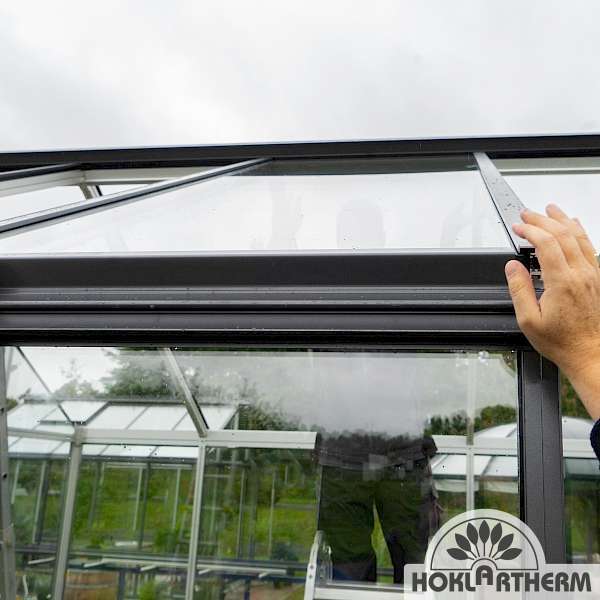 18. Eine spezielle Winkelschiene sichert die Glasscheiben am Traufenprofil per Stecksystem