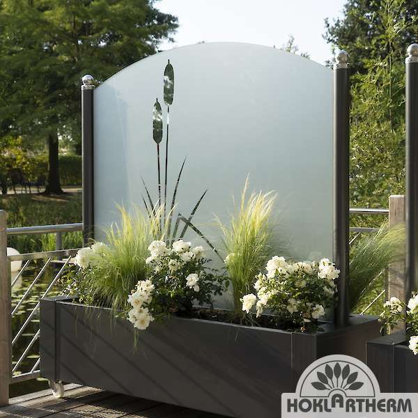 Windschutz Flower-Line von Hoklartherm mit klaren oder satinierten Glaselementen