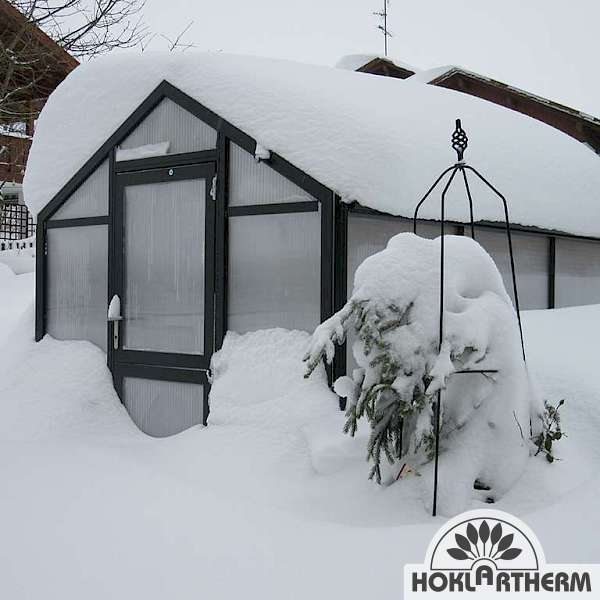 Freistehendes Gewächshaus BioTop mit Schnee bedeckt