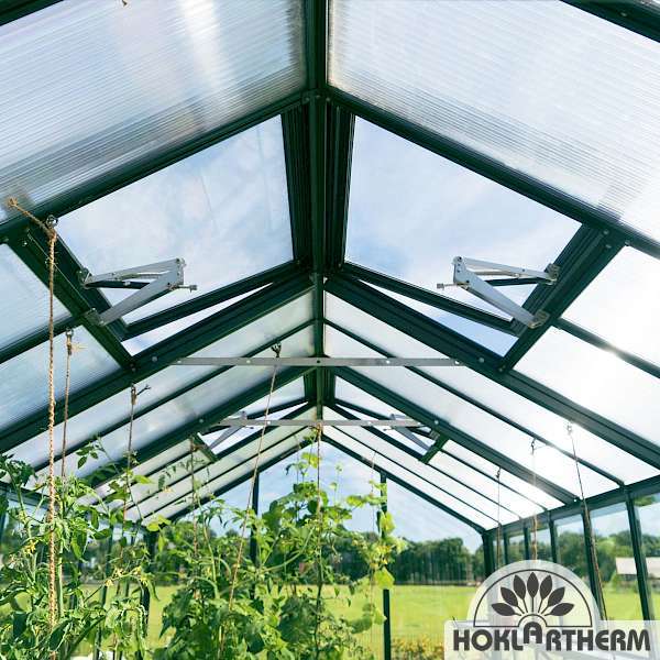 BioTop Innenansicht mit Fensterhebern und Hohlkammerplatten im Dachbereich