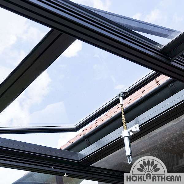 Window opener ensures optimal ventilation in the conservatory